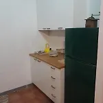 Nyaraló Anna *